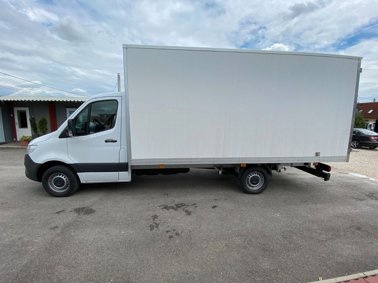 Mercedes-Benz Sprinter 319 Koffer - Dostavno vozilo sa zatvorenim sandukom: slika Mercedes-Benz Sprinter 319 Koffer - Dostavno vozilo sa zatvorenim sandukom Mercedes-Benz Sprinter 319 Koffer - Dostavno vozilo sa zatvorenim sandukom: slika Mercedes-Benz Sprinter 319 Koffer - Dostavno vozilo sa zatvorenim sandukom