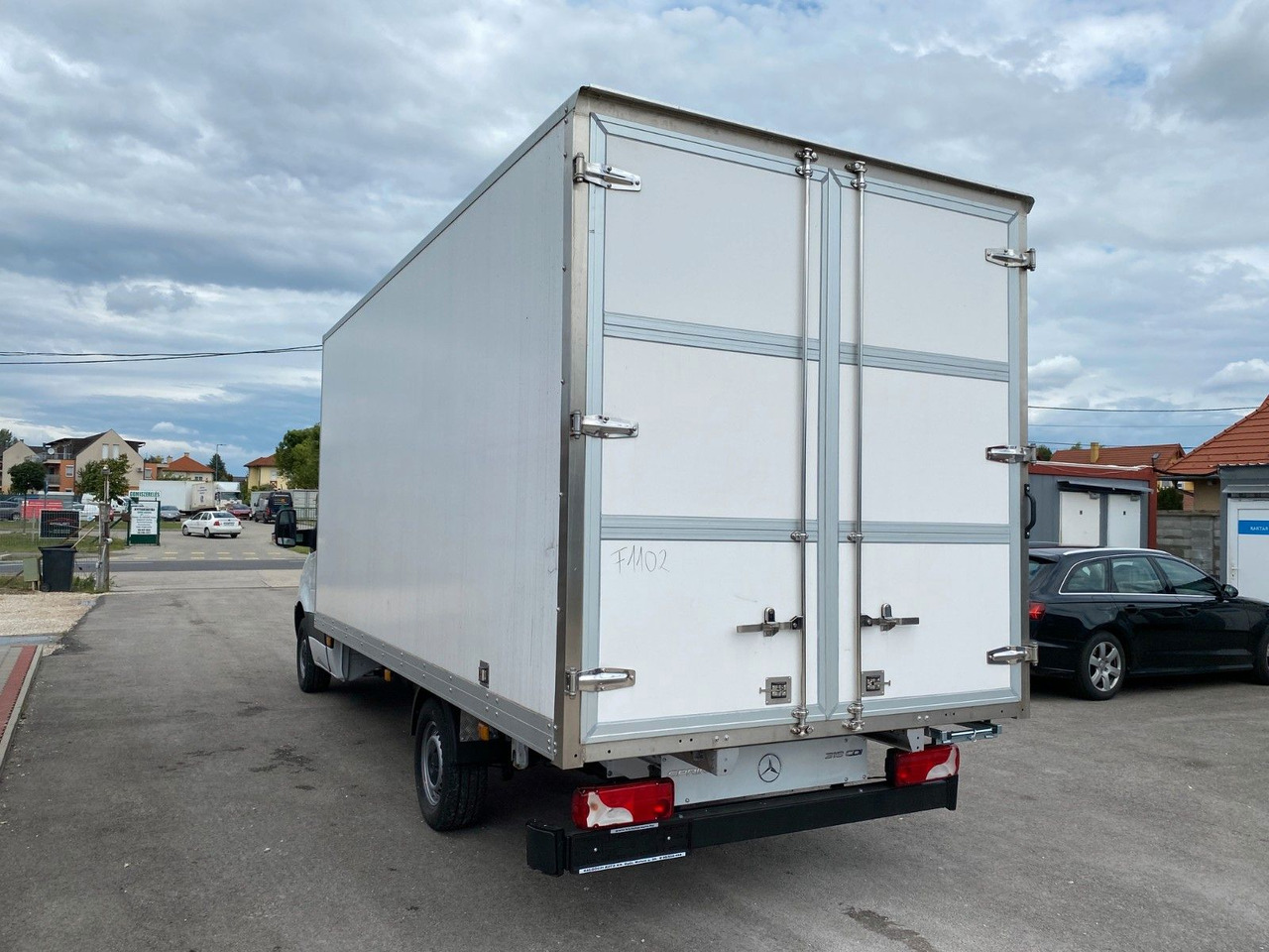 Mercedes-Benz Sprinter 319 Koffer - Dostavno vozilo sa zatvorenim sandukom: slika Mercedes-Benz Sprinter 319 Koffer - Dostavno vozilo sa zatvorenim sandukom Mercedes-Benz Sprinter 319 Koffer - Dostavno vozilo sa zatvorenim sandukom: slika Mercedes-Benz Sprinter 319 Koffer - Dostavno vozilo sa zatvorenim sandukom
