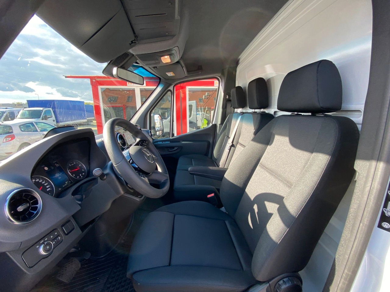Dostavno vozilo sa zatvorenim sandukom Mercedes-Benz Sprinter 519 Koffer: slika Dostavno vozilo sa zatvorenim sandukom Mercedes-Benz Sprinter 519 Koffer