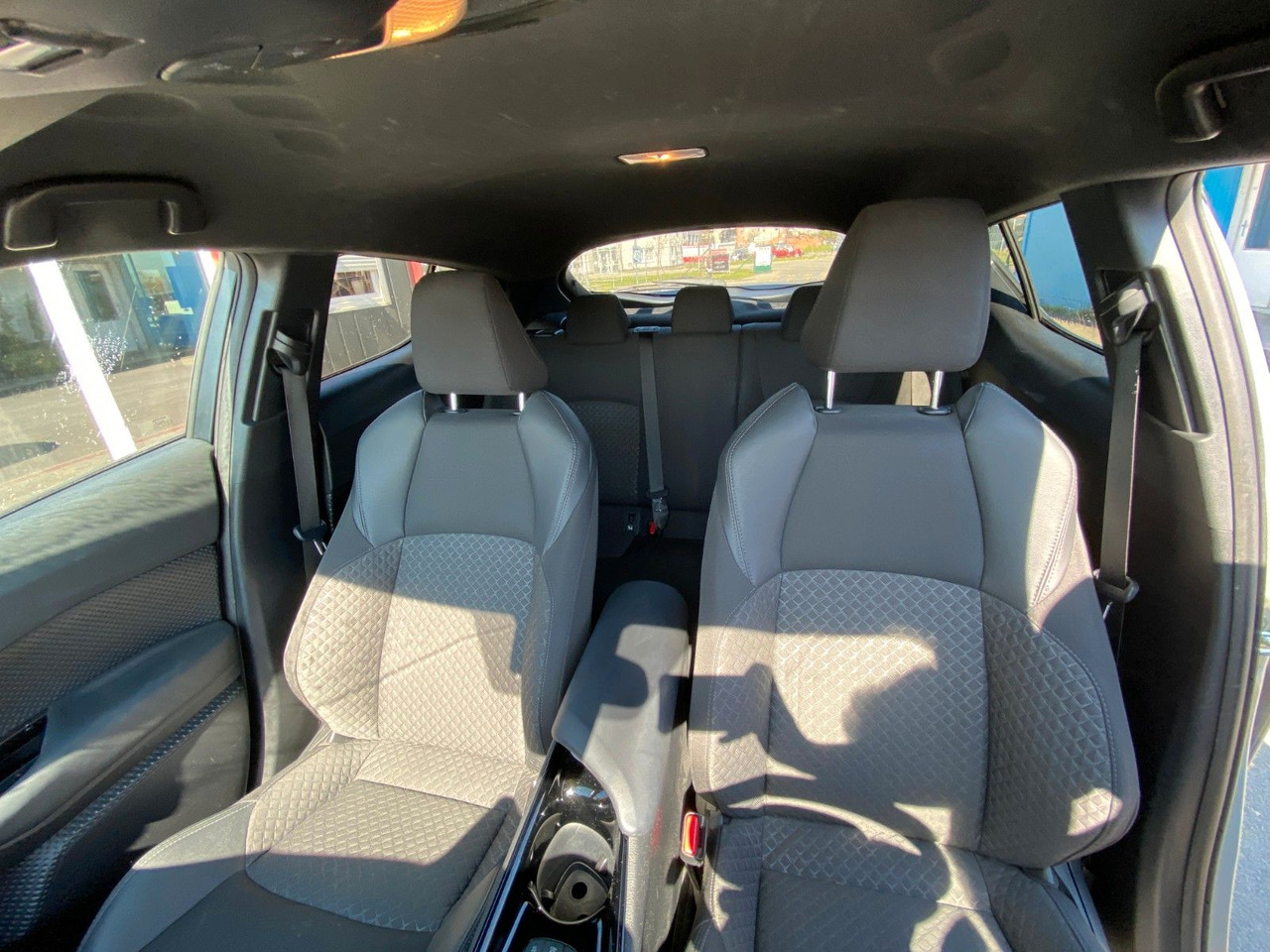 Toyota C-HR 1.8-l-VVTi Hybrid Flow - SUV: slika Toyota C-HR 1.8-l-VVTi Hybrid Flow - SUV Toyota C-HR 1.8-l-VVTi Hybrid Flow - SUV: slika Toyota C-HR 1.8-l-VVTi Hybrid Flow - SUV
