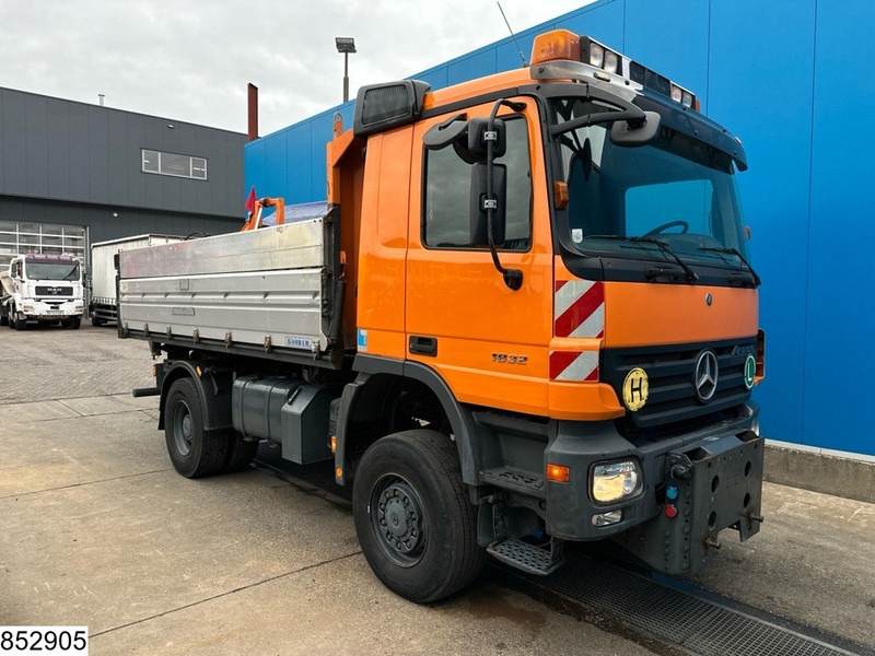 Mercedes-Benz Actros 1832 4X4, Grit spreader, Snow plough, Tipper - Kiper: slika Mercedes-Benz Actros 1832 4X4, Grit spreader, Snow plough, Tipper - Kiper Mercedes-Benz Actros 1832 4X4, Grit spreader, Snow plough, Tipper - Kiper: slika Mercedes-Benz Actros 1832 4X4, Grit spreader, Snow plough, Tipper - Kiper