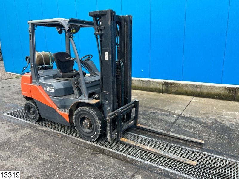 Toyota 8 FGF 25 2.500 KG - Plinski viličar: slika Toyota 8 FGF 25 2.500 KG - Plinski viličar Toyota 8 FGF 25 2.500 KG - Plinski viličar: slika Toyota 8 FGF 25 2.500 KG - Plinski viličar