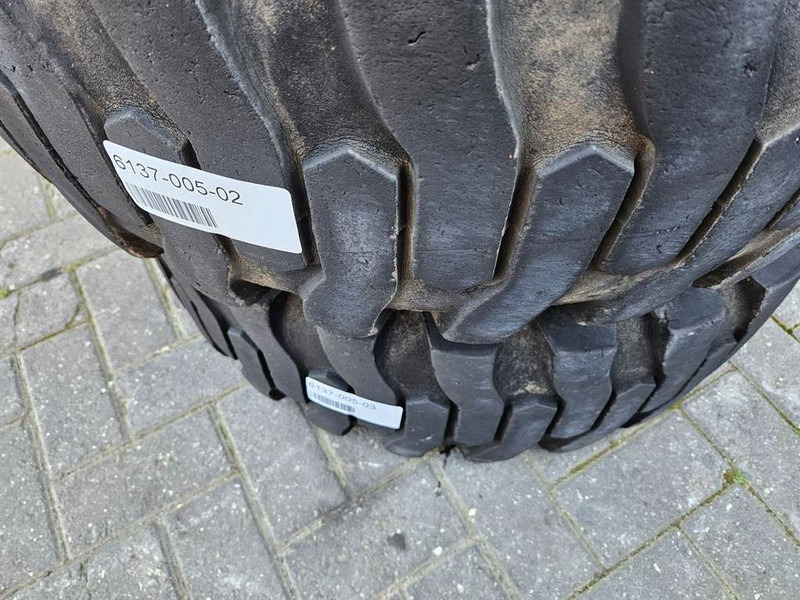 Ahlmann AL95-Titan 12.5/80-18-Tire/Reifen/Band - Gume i felge za Građevinski strojevi: slika Ahlmann AL95-Titan 12.5/80-18-Tire/Reifen/Band - Gume i felge za Građevinski strojevi Ahlmann AL95-Titan 12.5/80-18-Tire/Reifen/Band - Gume i felge za Građevinski strojevi: slika Ahlmann AL95-Titan 12.5/80-18-Tire/Reifen/Band - Gume i felge za Građevinski strojevi