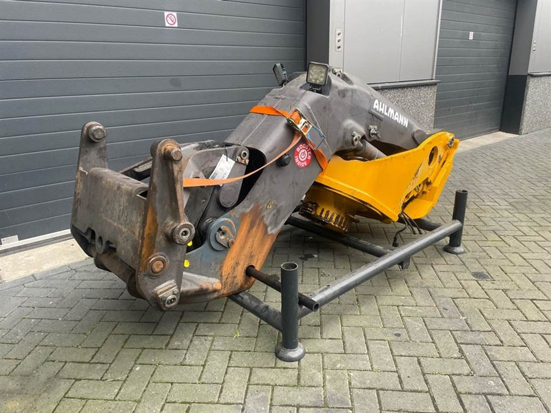 Ahlmann AS900-23115595-Lifting framework/Schaufelarm/Giek - Krak za Građevinski strojevi: slika Ahlmann AS900-23115595-Lifting framework/Schaufelarm/Giek - Krak za Građevinski strojevi Ahlmann AS900-23115595-Lifting framework/Schaufelarm/Giek - Krak za Građevinski strojevi: slika Ahlmann AS900-23115595-Lifting framework/Schaufelarm/Giek - Krak za Građevinski strojevi