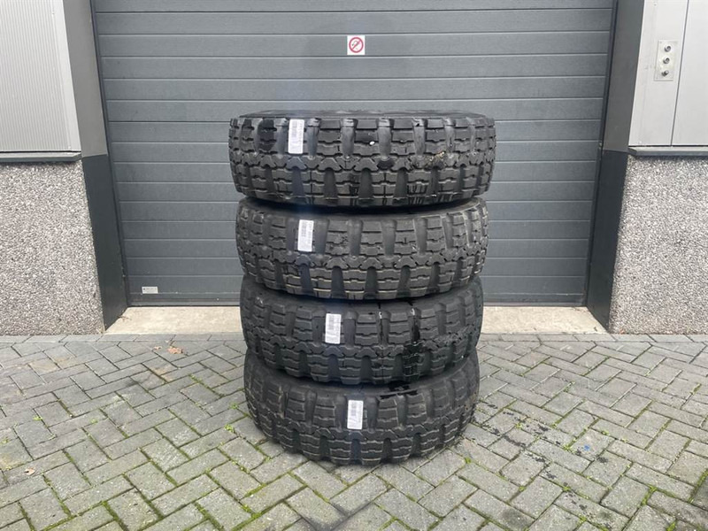 Atlas AR65-Continental 12.5R20-Tire/Reifen/Band - Gume i felge za Građevinski strojevi: slika Atlas AR65-Continental 12.5R20-Tire/Reifen/Band - Gume i felge za Građevinski strojevi Atlas AR65-Continental 12.5R20-Tire/Reifen/Band - Gume i felge za Građevinski strojevi: slika Atlas AR65-Continental 12.5R20-Tire/Reifen/Band - Gume i felge za Građevinski strojevi
