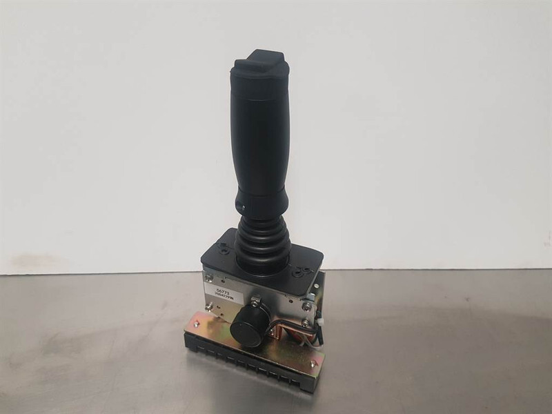 Genie 56773GT - Joystick/Steuergriff/Bedieningshendel - Električni sustav za Građevinski strojevi: slika Genie 56773GT - Joystick/Steuergriff/Bedieningshendel - Električni sustav za Građevinski strojevi Genie 56773GT - Joystick/Steuergriff/Bedieningshendel - Električni sustav za Građevinski strojevi: slika Genie 56773GT - Joystick/Steuergriff/Bedieningshendel - Električni sustav za Građevinski strojevi