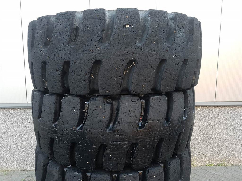 Liebherr L514 Stereo-Goodyear 17.5R25-Tire/Reifen/Band - Guma za Građevinski strojevi: slika Liebherr L514 Stereo-Goodyear 17.5R25-Tire/Reifen/Band - Guma za Građevinski strojevi Liebherr L514 Stereo-Goodyear 17.5R25-Tire/Reifen/Band - Guma za Građevinski strojevi: slika Liebherr L514 Stereo-Goodyear 17.5R25-Tire/Reifen/Band - Guma za Građevinski strojevi