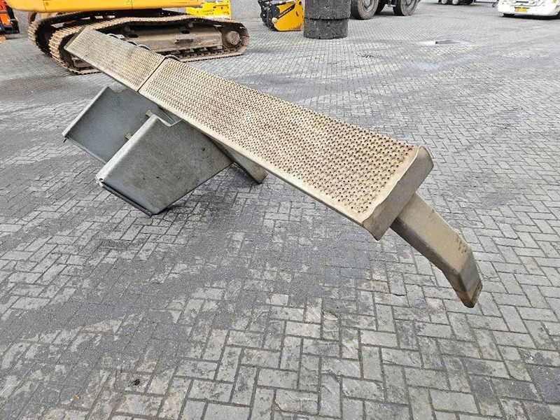 Okvir/ Šasija za Građevinski strojevi Liebherr LH80-94029536-Stair panel/Trittstufen/Traptreden: slika Okvir/ Šasija za Građevinski strojevi Liebherr LH80-94029536-Stair panel/Trittstufen/Traptreden