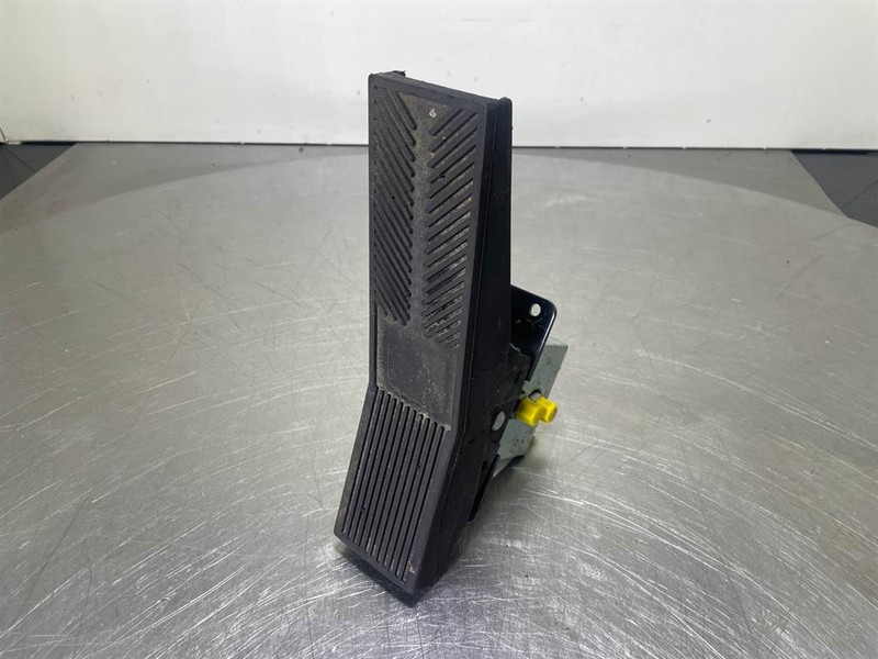 Mecalac 12MTX-5270642-Control pedal boom - Hidraulika za Građevinski strojevi: slika Mecalac 12MTX-5270642-Control pedal boom - Hidraulika za Građevinski strojevi Mecalac 12MTX-5270642-Control pedal boom - Hidraulika za Građevinski strojevi: slika Mecalac 12MTX-5270642-Control pedal boom - Hidraulika za Građevinski strojevi