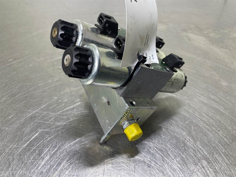 Mecalac 12MTX-6090364-NG6 Valve/Ventile/Ventiel - Hidraulika za Građevinski strojevi: slika Mecalac 12MTX-6090364-NG6 Valve/Ventile/Ventiel - Hidraulika za Građevinski strojevi Mecalac 12MTX-6090364-NG6 Valve/Ventile/Ventiel - Hidraulika za Građevinski strojevi: slika Mecalac 12MTX-6090364-NG6 Valve/Ventile/Ventiel - Hidraulika za Građevinski strojevi