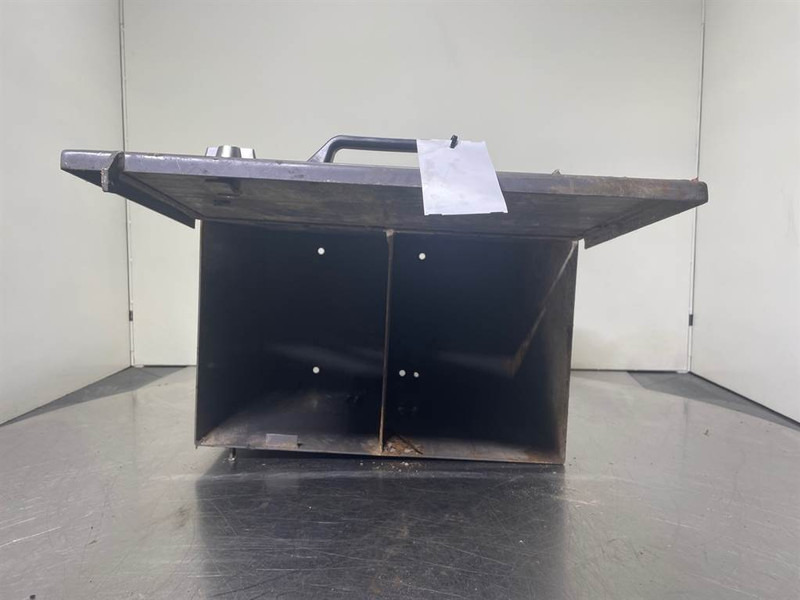 Mecalac 12MTX - Toolbox/Werkzeugkasten/Gereedschapskist - Okvir/ Šasija za Građevinski strojevi: slika Mecalac 12MTX - Toolbox/Werkzeugkasten/Gereedschapskist - Okvir/ Šasija za Građevinski strojevi Mecalac 12MTX - Toolbox/Werkzeugkasten/Gereedschapskist - Okvir/ Šasija za Građevinski strojevi: slika Mecalac 12MTX - Toolbox/Werkzeugkasten/Gereedschapskist - Okvir/ Šasija za Građevinski strojevi