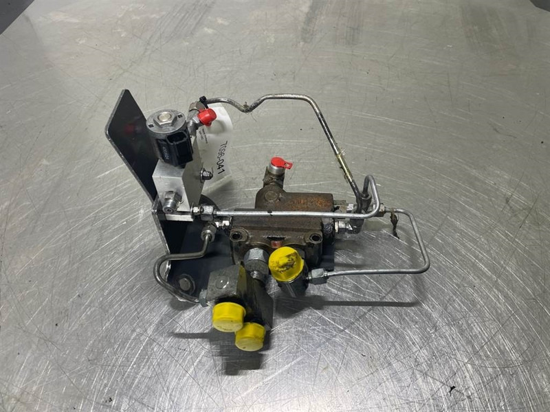 New Holland W110C - Priority valve/Prioritaetsventil - Hidraulika za Građevinski strojevi: slika New Holland W110C - Priority valve/Prioritaetsventil - Hidraulika za Građevinski strojevi New Holland W110C - Priority valve/Prioritaetsventil - Hidraulika za Građevinski strojevi: slika New Holland W110C - Priority valve/Prioritaetsventil - Hidraulika za Građevinski strojevi