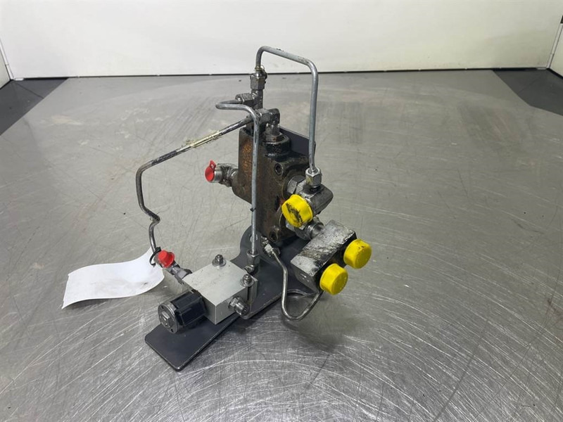 New Holland W110C - Priority valve/Prioritaetsventil - Hidraulika za Građevinski strojevi: slika New Holland W110C - Priority valve/Prioritaetsventil - Hidraulika za Građevinski strojevi New Holland W110C - Priority valve/Prioritaetsventil - Hidraulika za Građevinski strojevi: slika New Holland W110C - Priority valve/Prioritaetsventil - Hidraulika za Građevinski strojevi