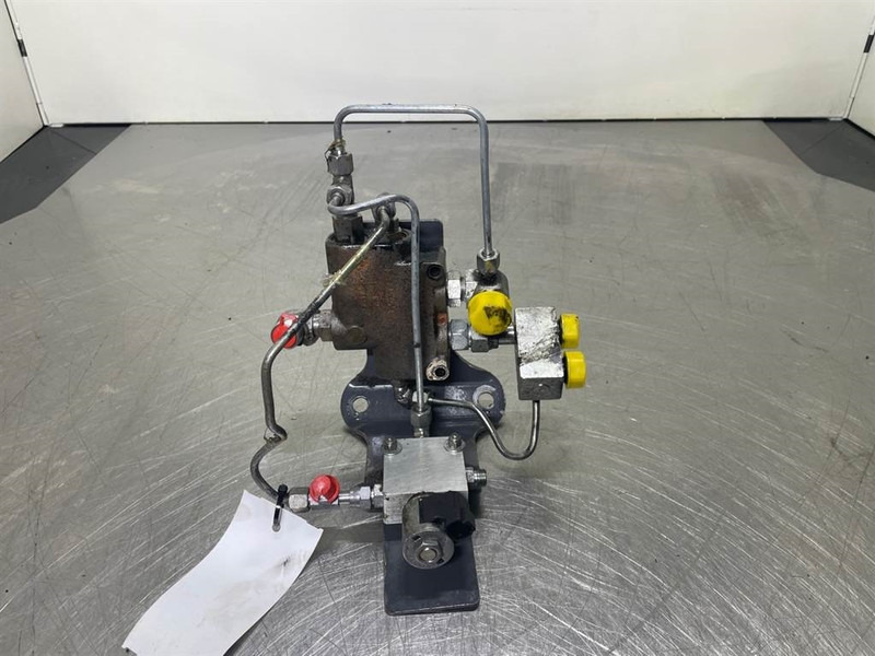 New Holland W110C - Priority valve/Prioritaetsventil - Hidraulika za Građevinski strojevi: slika New Holland W110C - Priority valve/Prioritaetsventil - Hidraulika za Građevinski strojevi New Holland W110C - Priority valve/Prioritaetsventil - Hidraulika za Građevinski strojevi: slika New Holland W110C - Priority valve/Prioritaetsventil - Hidraulika za Građevinski strojevi