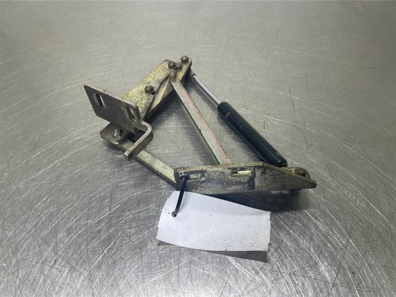 Schaeff SKL834-0451019031-Hinge left/Scharnier - Okvir/ Šasija za Građevinski strojevi: slika Schaeff SKL834-0451019031-Hinge left/Scharnier - Okvir/ Šasija za Građevinski strojevi Schaeff SKL834-0451019031-Hinge left/Scharnier - Okvir/ Šasija za Građevinski strojevi: slika Schaeff SKL834-0451019031-Hinge left/Scharnier - Okvir/ Šasija za Građevinski strojevi