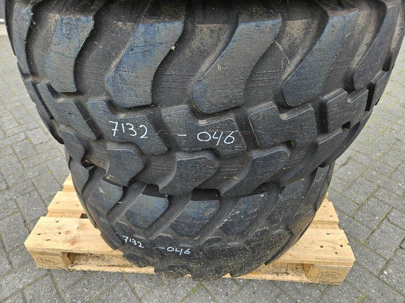Schaeff SKL834-Firestone 405/70R18-Tire/Reifen/Band - Gume i felge za Građevinski strojevi: slika Schaeff SKL834-Firestone 405/70R18-Tire/Reifen/Band - Gume i felge za Građevinski strojevi Schaeff SKL834-Firestone 405/70R18-Tire/Reifen/Band - Gume i felge za Građevinski strojevi: slika Schaeff SKL834-Firestone 405/70R18-Tire/Reifen/Band - Gume i felge za Građevinski strojevi