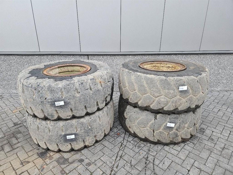 Terex TL260S-Banden 20.5-R25-Solid wheels / Full Gummi - Gume i felge za Građevinski strojevi: slika Terex TL260S-Banden 20.5-R25-Solid wheels / Full Gummi - Gume i felge za Građevinski strojevi Terex TL260S-Banden 20.5-R25-Solid wheels / Full Gummi - Gume i felge za Građevinski strojevi: slika Terex TL260S-Banden 20.5-R25-Solid wheels / Full Gummi - Gume i felge za Građevinski strojevi