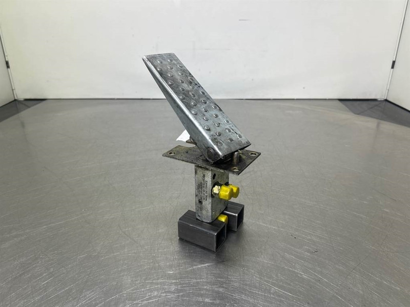 Terex TW150-Atlas 6049419/6047885-Gas pedal - Kabina i unutrašnjost za Građevinski strojevi: slika Terex TW150-Atlas 6049419/6047885-Gas pedal - Kabina i unutrašnjost za Građevinski strojevi Terex TW150-Atlas 6049419/6047885-Gas pedal - Kabina i unutrašnjost za Građevinski strojevi: slika Terex TW150-Atlas 6049419/6047885-Gas pedal - Kabina i unutrašnjost za Građevinski strojevi