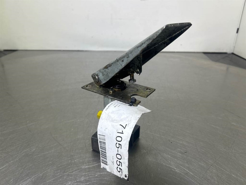 Terex TW150-Atlas 6049419/6047885-Gas pedal - Kabina i unutrašnjost za Građevinski strojevi: slika Terex TW150-Atlas 6049419/6047885-Gas pedal - Kabina i unutrašnjost za Građevinski strojevi Terex TW150-Atlas 6049419/6047885-Gas pedal - Kabina i unutrašnjost za Građevinski strojevi: slika Terex TW150-Atlas 6049419/6047885-Gas pedal - Kabina i unutrašnjost za Građevinski strojevi