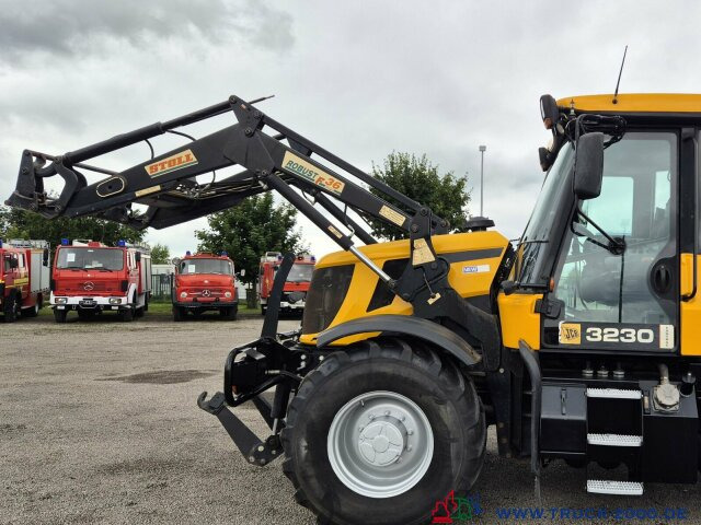 Traktor JCB Fastrac HMV 3230 2 Zapfwellen + Frontheber Stoll: slika Traktor JCB Fastrac HMV 3230 2 Zapfwellen + Frontheber Stoll