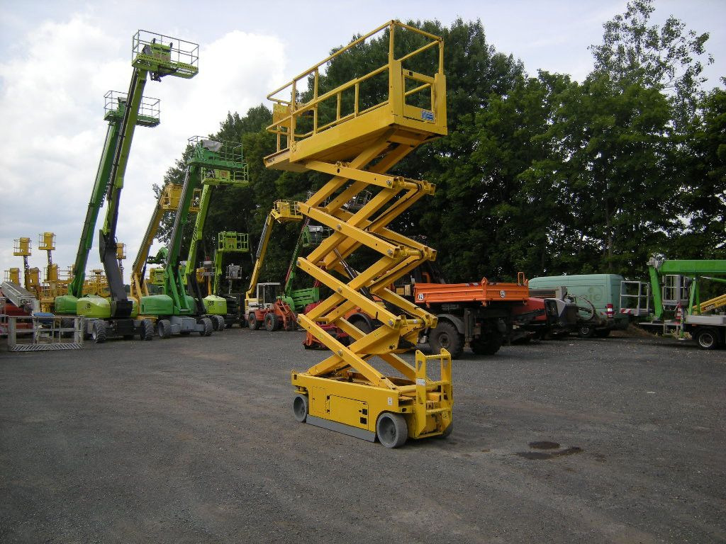 Genie GS 2632, Scherenarbeitsbühne Genie 10 m - Podizna platforma montirana na kamion: slika Genie GS 2632, Scherenarbeitsbühne Genie 10 m - Podizna platforma montirana na kamion Genie GS 2632, Scherenarbeitsbühne Genie 10 m - Podizna platforma montirana na kamion: slika Genie GS 2632, Scherenarbeitsbühne Genie 10 m - Podizna platforma montirana na kamion