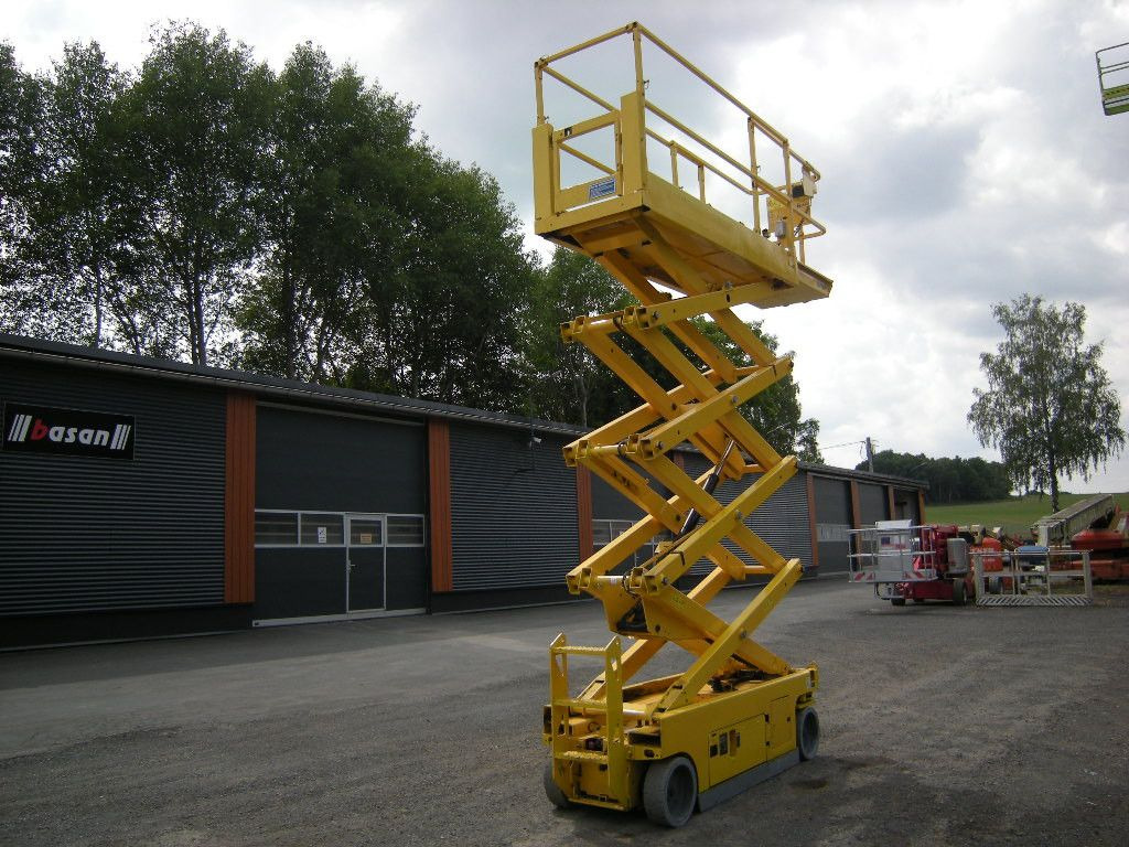 Genie GS 2632, Scherenarbeitsbühne Genie 10 m - Podizna platforma montirana na kamion: slika Genie GS 2632, Scherenarbeitsbühne Genie 10 m - Podizna platforma montirana na kamion Genie GS 2632, Scherenarbeitsbühne Genie 10 m - Podizna platforma montirana na kamion: slika Genie GS 2632, Scherenarbeitsbühne Genie 10 m - Podizna platforma montirana na kamion