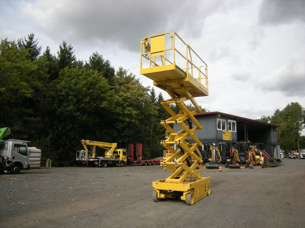 Genie GS 3246 Scherenarbeitsbühne 11,9 m - Podizna platforma montirana na kamion: slika Genie GS 3246 Scherenarbeitsbühne 11,9 m - Podizna platforma montirana na kamion Genie GS 3246 Scherenarbeitsbühne 11,9 m - Podizna platforma montirana na kamion: slika Genie GS 3246 Scherenarbeitsbühne 11,9 m - Podizna platforma montirana na kamion