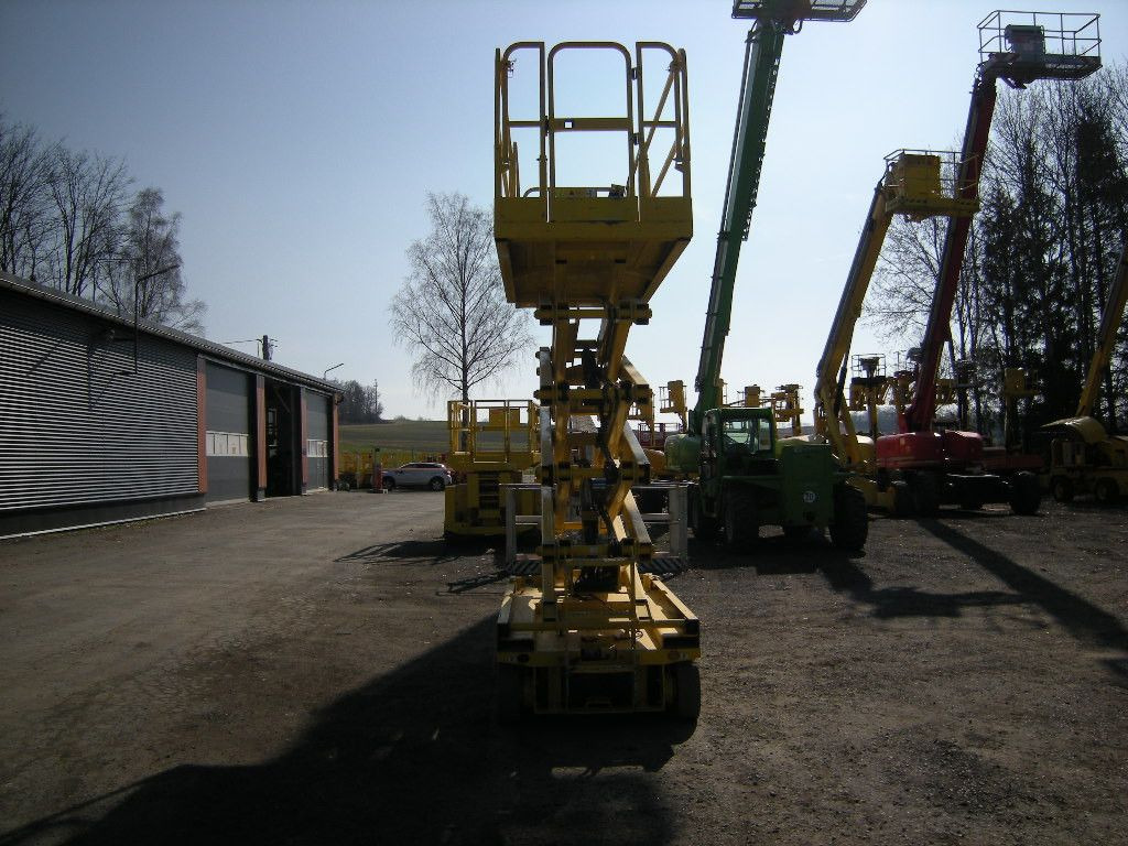 Genie GS 3246, Scherenarbeitsbühne Genie 11,9 m - Podizna platforma montirana na kamion: slika Genie GS 3246, Scherenarbeitsbühne Genie 11,9 m - Podizna platforma montirana na kamion Genie GS 3246, Scherenarbeitsbühne Genie 11,9 m - Podizna platforma montirana na kamion: slika Genie GS 3246, Scherenarbeitsbühne Genie 11,9 m - Podizna platforma montirana na kamion