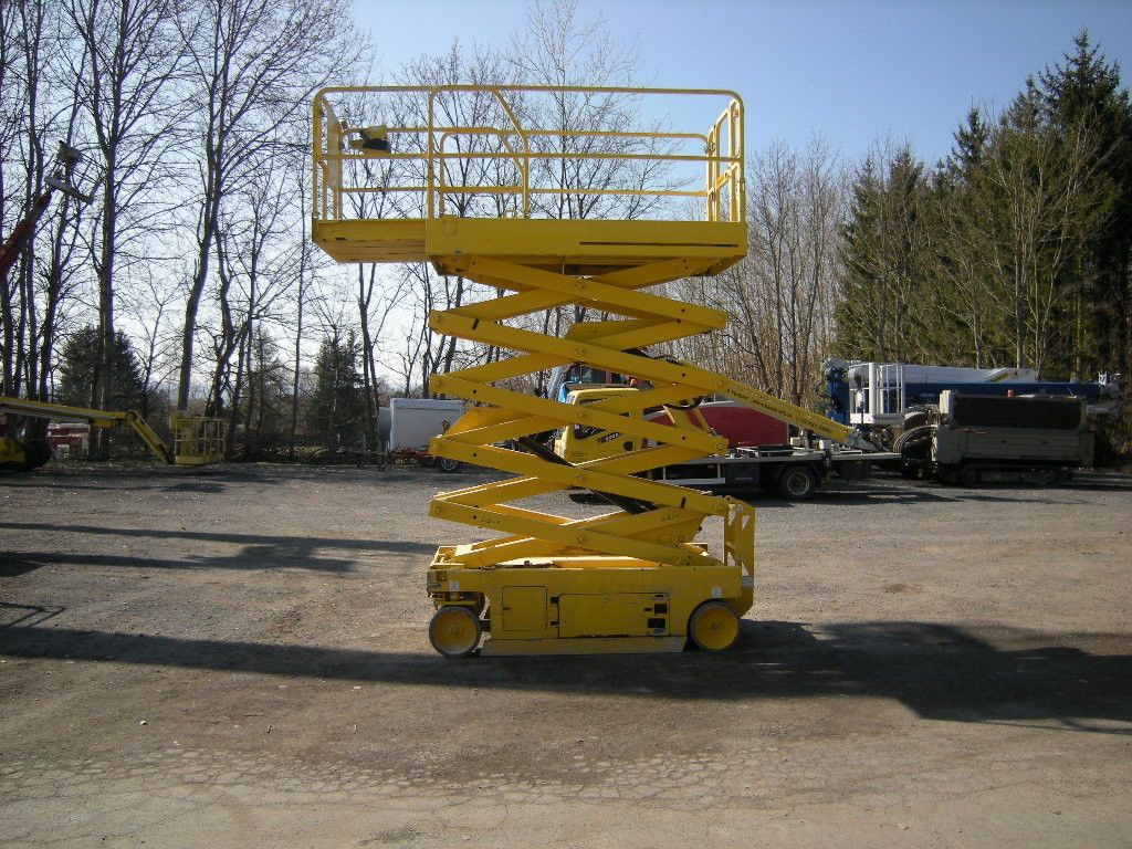 Genie GS 3246, Scherenarbeitsbühne Genie 11,9 m - Podizna platforma montirana na kamion: slika Genie GS 3246, Scherenarbeitsbühne Genie 11,9 m - Podizna platforma montirana na kamion Genie GS 3246, Scherenarbeitsbühne Genie 11,9 m - Podizna platforma montirana na kamion: slika Genie GS 3246, Scherenarbeitsbühne Genie 11,9 m - Podizna platforma montirana na kamion