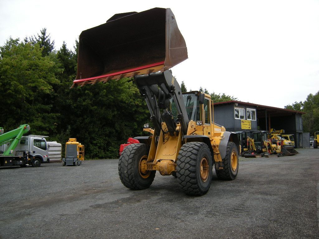 Volvo L 120 E - Utovarivač na kotačima: slika Volvo L 120 E - Utovarivač na kotačima Volvo L 120 E - Utovarivač na kotačima: slika Volvo L 120 E - Utovarivač na kotačima