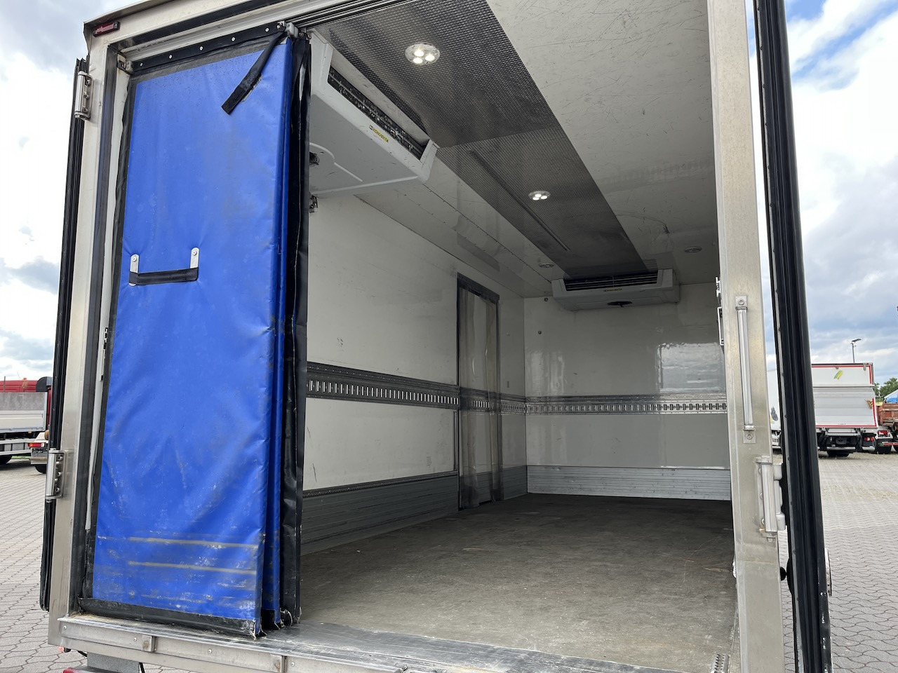 Iveco 70C18 Daily Kühlkoffer mit Ladebordwand Konvekta - Dostavno vozilo: slika Iveco 70C18 Daily Kühlkoffer mit Ladebordwand Konvekta - Dostavno vozilo Iveco 70C18 Daily Kühlkoffer mit Ladebordwand Konvekta - Dostavno vozilo: slika Iveco 70C18 Daily Kühlkoffer mit Ladebordwand Konvekta - Dostavno vozilo
