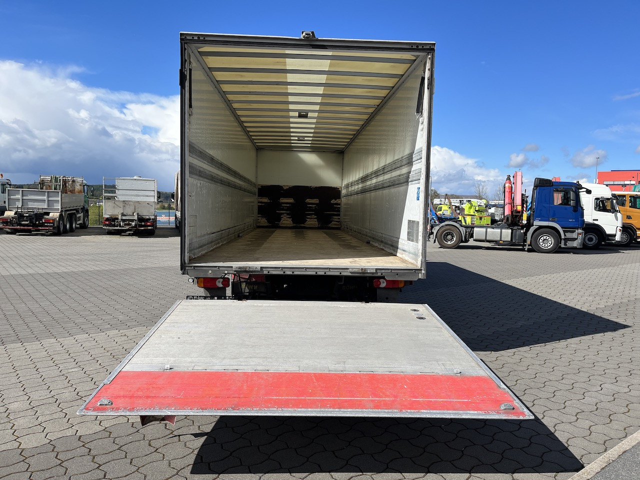 Iveco 120E25 Eurocargo 4x2 Koffer | Ladebordwand - Kamion sandučar: slika Iveco 120E25 Eurocargo 4x2 Koffer | Ladebordwand - Kamion sandučar Iveco 120E25 Eurocargo 4x2 Koffer | Ladebordwand - Kamion sandučar: slika Iveco 120E25 Eurocargo 4x2 Koffer | Ladebordwand - Kamion sandučar