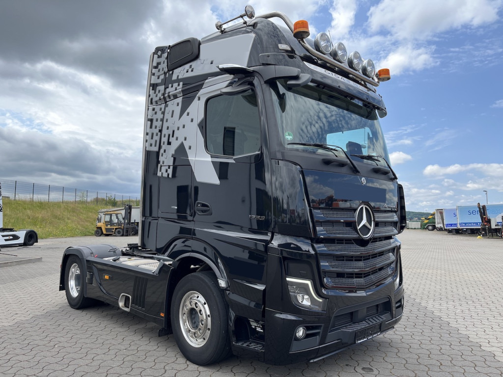 Mercedes-Benz Actros 1853 4x2 Gigaspace Sitzecke StyleLine - Tegljač: slika Mercedes-Benz Actros 1853 4x2 Gigaspace Sitzecke StyleLine - Tegljač Mercedes-Benz Actros 1853 4x2 Gigaspace Sitzecke StyleLine - Tegljač: slika Mercedes-Benz Actros 1853 4x2 Gigaspace Sitzecke StyleLine - Tegljač
