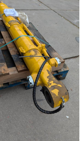 Komatsu PC210LC-10 / -11 - BUCKET CYLINDER - 707-E1-01300 - Bager gusjeničar: slika Komatsu PC210LC-10 / -11 - BUCKET CYLINDER - 707-E1-01300 - Bager gusjeničar Komatsu PC210LC-10 / -11 - BUCKET CYLINDER - 707-E1-01300 - Bager gusjeničar: slika Komatsu PC210LC-10 / -11 - BUCKET CYLINDER - 707-E1-01300 - Bager gusjeničar