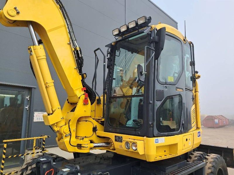 Bager na kotačima Komatsu PW118MR-11: slika Bager na kotačima Komatsu PW118MR-11