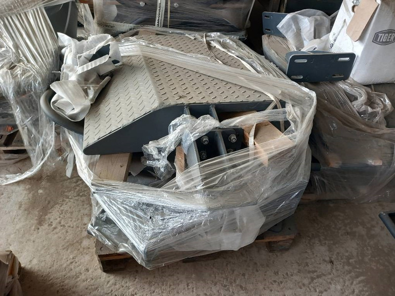 Komatsu PW158-11 MUDGUARDS - Priključak za Građevinski strojevi: slika Komatsu PW158-11 MUDGUARDS - Priključak za Građevinski strojevi Komatsu PW158-11 MUDGUARDS - Priključak za Građevinski strojevi: slika Komatsu PW158-11 MUDGUARDS - Priključak za Građevinski strojevi