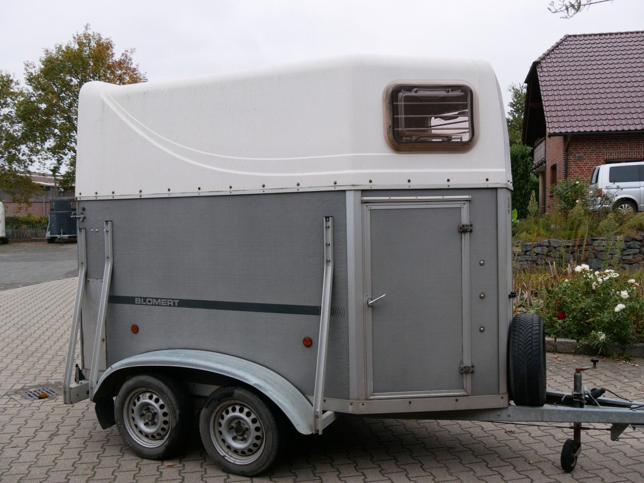 Blomert 1,5 Pferde mit Sattelkammer - Prikolica za prijevoz stoke: slika Blomert 1,5 Pferde mit Sattelkammer - Prikolica za prijevoz stoke Blomert 1,5 Pferde mit Sattelkammer - Prikolica za prijevoz stoke: slika Blomert 1,5 Pferde mit Sattelkammer - Prikolica za prijevoz stoke