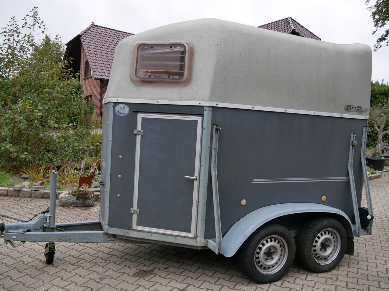 Böckmann Duo Esprit mit Sattelkammer - Prikolica za prijevoz stoke: slika Böckmann Duo Esprit mit Sattelkammer - Prikolica za prijevoz stoke Böckmann Duo Esprit mit Sattelkammer - Prikolica za prijevoz stoke: slika Böckmann Duo Esprit mit Sattelkammer - Prikolica za prijevoz stoke