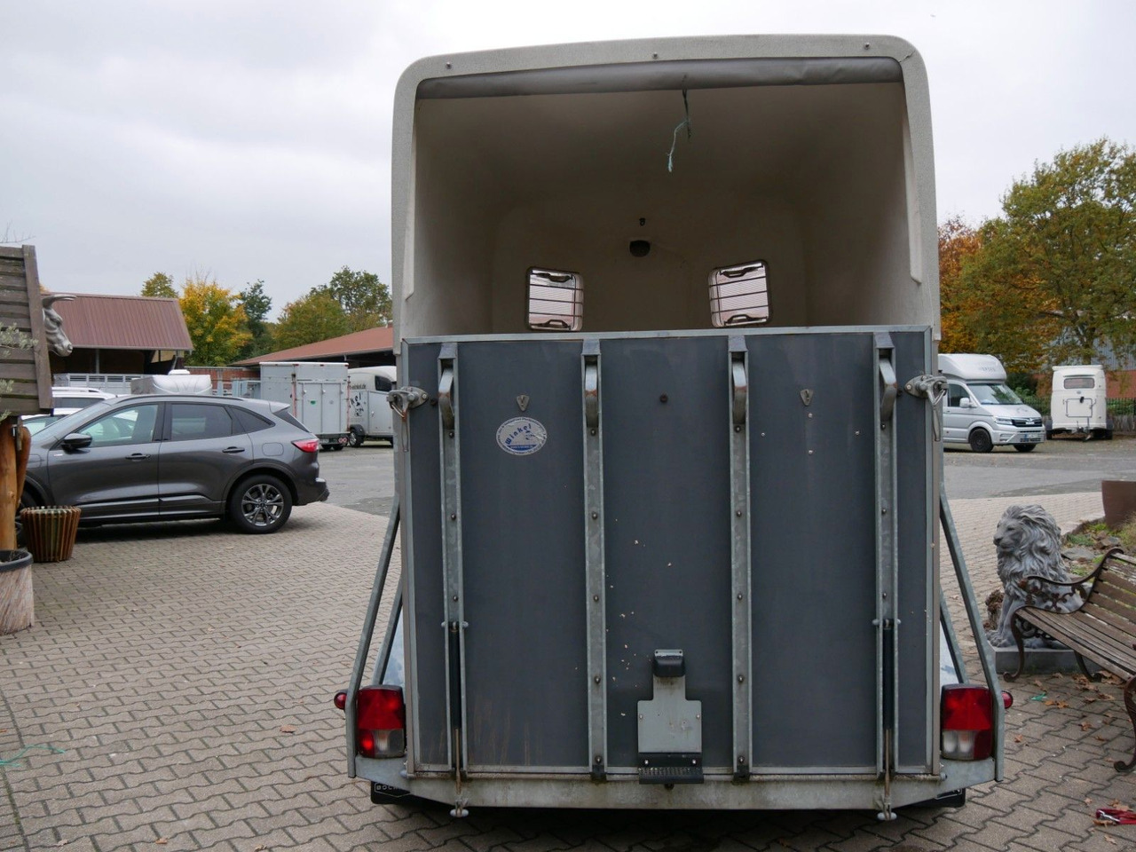 Böckmann Duo Esprit mit Sattelkammer - Prikolica za prijevoz stoke: slika Böckmann Duo Esprit mit Sattelkammer - Prikolica za prijevoz stoke Böckmann Duo Esprit mit Sattelkammer - Prikolica za prijevoz stoke: slika Böckmann Duo Esprit mit Sattelkammer - Prikolica za prijevoz stoke