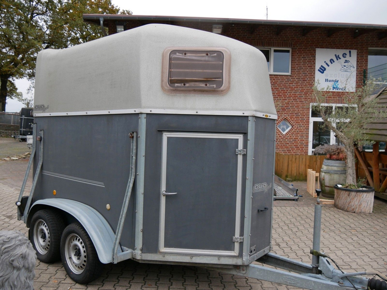 Böckmann Duo Esprit mit Sattelkammer - Prikolica za prijevoz stoke: slika Böckmann Duo Esprit mit Sattelkammer - Prikolica za prijevoz stoke Böckmann Duo Esprit mit Sattelkammer - Prikolica za prijevoz stoke: slika Böckmann Duo Esprit mit Sattelkammer - Prikolica za prijevoz stoke