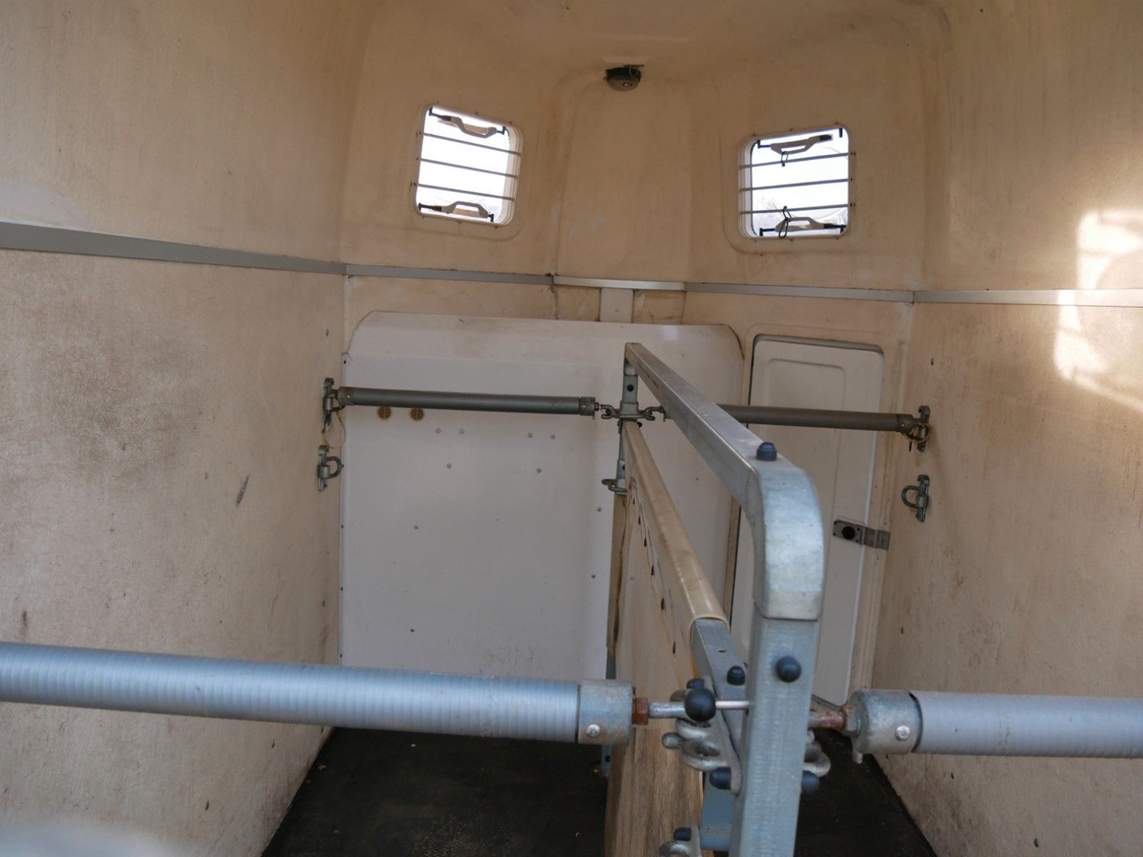 Humbaur Atis 2 Pferde Sattelkammer - Prikolica za prijevoz stoke: slika Humbaur Atis 2 Pferde Sattelkammer - Prikolica za prijevoz stoke Humbaur Atis 2 Pferde Sattelkammer - Prikolica za prijevoz stoke: slika Humbaur Atis 2 Pferde Sattelkammer - Prikolica za prijevoz stoke