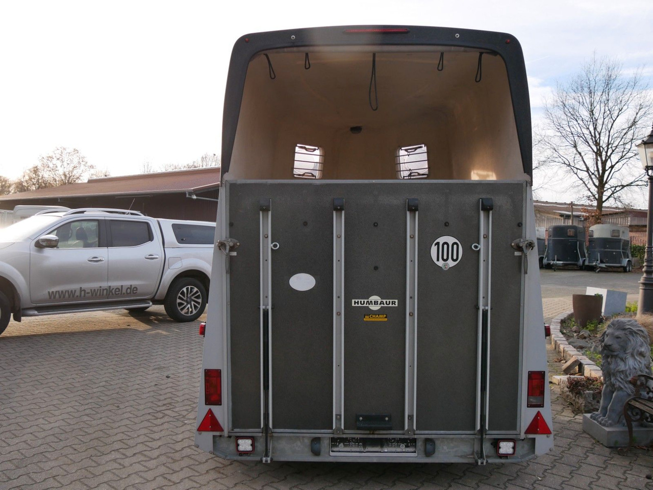 Humbaur Atis 2 Pferde Sattelkammer - Prikolica za prijevoz stoke: slika Humbaur Atis 2 Pferde Sattelkammer - Prikolica za prijevoz stoke Humbaur Atis 2 Pferde Sattelkammer - Prikolica za prijevoz stoke: slika Humbaur Atis 2 Pferde Sattelkammer - Prikolica za prijevoz stoke