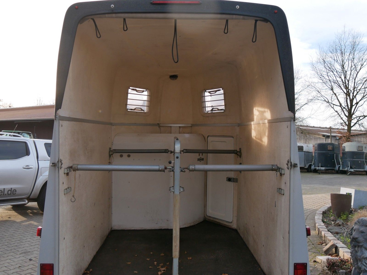 Humbaur Atis 2 Pferde Sattelkammer - Prikolica za prijevoz stoke: slika Humbaur Atis 2 Pferde Sattelkammer - Prikolica za prijevoz stoke Humbaur Atis 2 Pferde Sattelkammer - Prikolica za prijevoz stoke: slika Humbaur Atis 2 Pferde Sattelkammer - Prikolica za prijevoz stoke