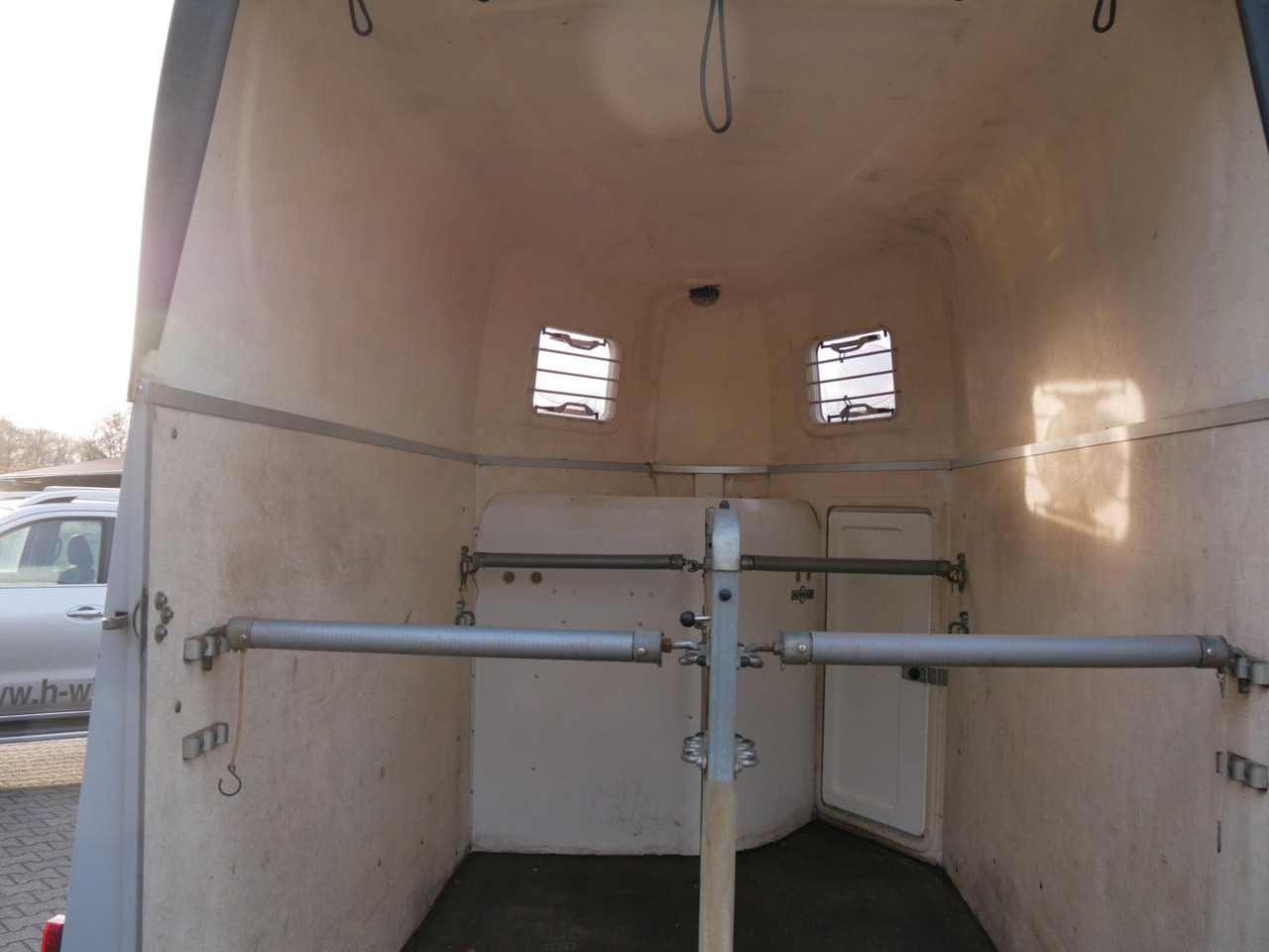 Humbaur Atis 2 Pferde Sattelkammer - Prikolica za prijevoz stoke: slika Humbaur Atis 2 Pferde Sattelkammer - Prikolica za prijevoz stoke Humbaur Atis 2 Pferde Sattelkammer - Prikolica za prijevoz stoke: slika Humbaur Atis 2 Pferde Sattelkammer - Prikolica za prijevoz stoke