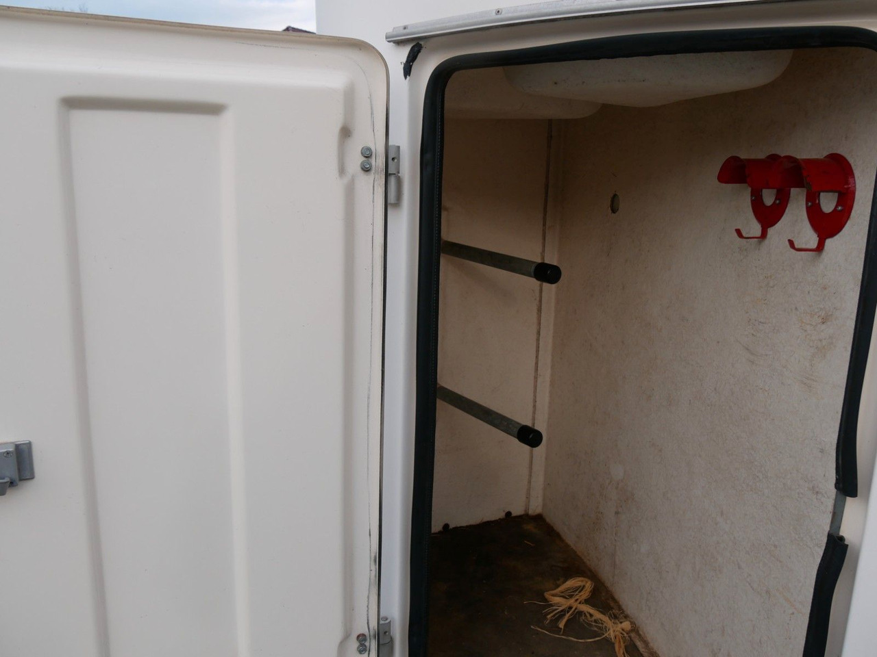 Sluis Vollpoly 2 Pferde mit Sattelkammer - Prikolica za prijevoz stoke: slika Sluis Vollpoly 2 Pferde mit Sattelkammer - Prikolica za prijevoz stoke Sluis Vollpoly 2 Pferde mit Sattelkammer - Prikolica za prijevoz stoke: slika Sluis Vollpoly 2 Pferde mit Sattelkammer - Prikolica za prijevoz stoke