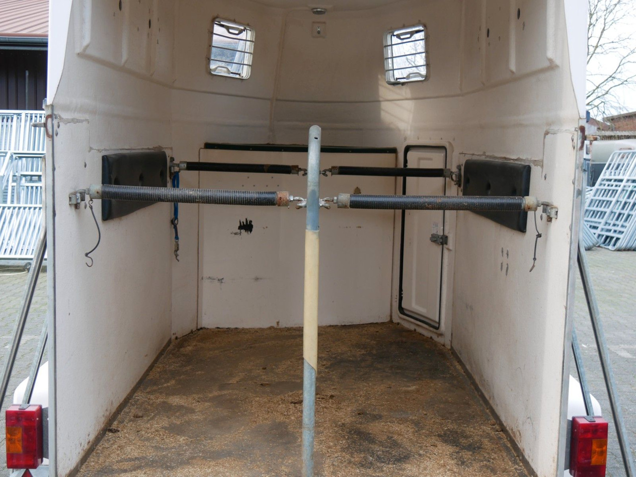 Sluis Vollpoly 2 Pferde mit Sattelkammer - Prikolica za prijevoz stoke: slika Sluis Vollpoly 2 Pferde mit Sattelkammer - Prikolica za prijevoz stoke Sluis Vollpoly 2 Pferde mit Sattelkammer - Prikolica za prijevoz stoke: slika Sluis Vollpoly 2 Pferde mit Sattelkammer - Prikolica za prijevoz stoke