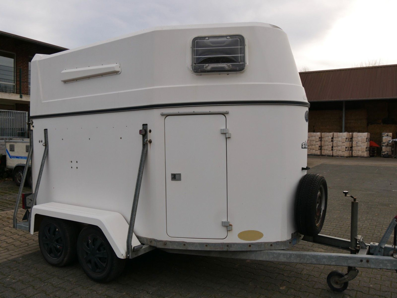 Sluis Vollpoly 2 Pferde mit Sattelkammer - Prikolica za prijevoz stoke: slika Sluis Vollpoly 2 Pferde mit Sattelkammer - Prikolica za prijevoz stoke Sluis Vollpoly 2 Pferde mit Sattelkammer - Prikolica za prijevoz stoke: slika Sluis Vollpoly 2 Pferde mit Sattelkammer - Prikolica za prijevoz stoke