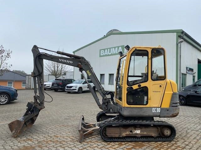Volvo EC 30 (12005611) - Mini bager: slika Volvo EC 30 (12005611) - Mini bager Volvo EC 30 (12005611) - Mini bager: slika Volvo EC 30 (12005611) - Mini bager