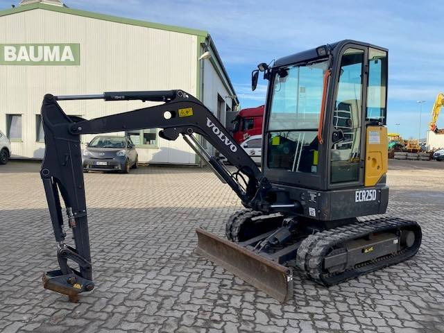 Volvo ECR 25 D MIETE / RENTAL (12001505) - Mini bager: slika Volvo ECR 25 D MIETE / RENTAL (12001505) - Mini bager Volvo ECR 25 D MIETE / RENTAL (12001505) - Mini bager: slika Volvo ECR 25 D MIETE / RENTAL (12001505) - Mini bager