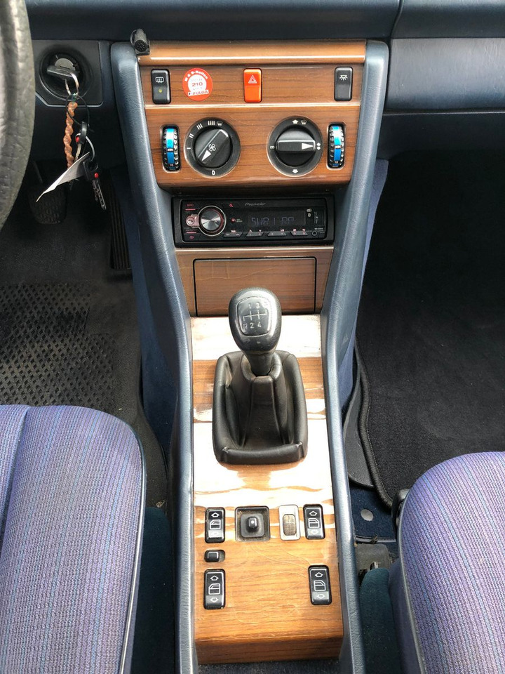 Limuzina Mercedes-Benz W124 E 260: slika Limuzina Mercedes-Benz W124 E 260 Limuzina Mercedes-Benz W124 E 260: slika Limuzina Mercedes-Benz W124 E 260